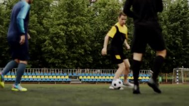 Arkadaşlar birbirleriyle futbol oynarlar. Küçük bir stadyumda futbol amatör maçı. Egzersiz eğitimi. Takım arkadaşlığı maçı. Spor.