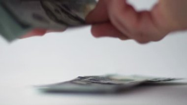 Eller 100 Amerikan doları destesini yavaş çekimde sayar. Nakit para. Yozlaşma ve rüşvet konsepti. Yatırım, finans. 100 'lük banknotların döviz değişimi. Zengin iş ekonomisi