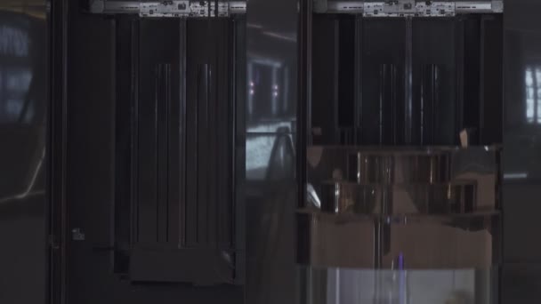 Les gens roulent dans un nouvel ascenseur extérieur en verre semi-cylindrique ouvert à l'intérieur d'un centre commercial — Video