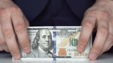 Adam dokunur, tutar ve bir yığın 100 Amerikan doları para sayar. Nakit para. Rüşvet, yolsuzluk konsepti. 100 'lük banknotların döviz değişimi. Finans, yatırım. Zengin iş ekonomisi