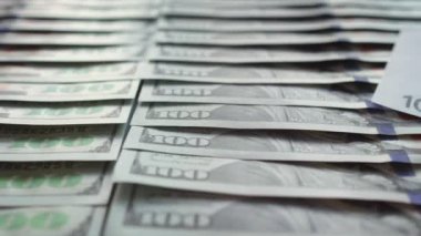 Yüz Euro bir sürü yeni yüz dolarlık banknotun üzerinde. Para, nakit para. Döviz kurları. Finans ve yatırım konsepti. ABD 'nin zengin iş ekonomisi. Kaypak bebek. Kapat.