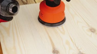 Ahşap zımpara makinesini odun tozu ve talaştan temizlemek, yakın plan, endüstri