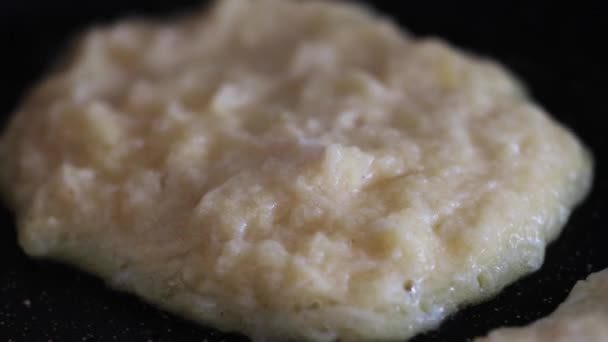 Potatispannkakor är stekta i en panna, gyllene skorpa. Läckra traditionella livsmedel, makro. — Stockvideo