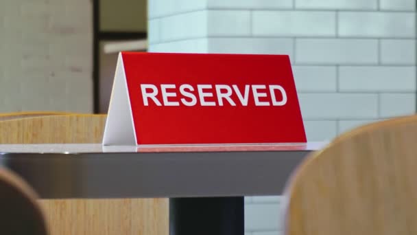 Ludzie jedzą fast food, wchodzą do kawiarni. Czerwony znak Reserved jest na stole. Niezdrowy tryb życia podczas COVID-19 koronawirusa. Wysoka kaloryczność szkodliwe smażone jedzenie. Ryzyko otyłości i nadwagi — Wideo stockowe