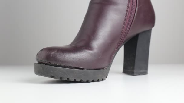 Γυναικεία παπούτσια κακής ποιότητας άνοιξη-φθινόπωρο, στα οποία η σόλα έχει βγει. Λευκό φόντο — Αρχείο Βίντεο
