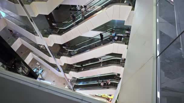 Un sacco di scale mobili nel moderno centro commerciale multilivello. I clienti della gente camminano sui pavimenti. All'interno di un enorme negozio — Video Stock