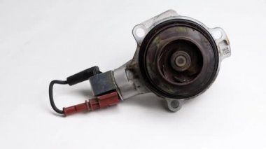Soğutma sisteminde ısı sensörlü kanıtlanmış modern bir araba pompası. Beyaz arkaplanda otomatik su pompası kavramı, mekanik