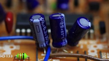 Kahverengi kablolama şeması transistörler, lensler, makro. İletişim