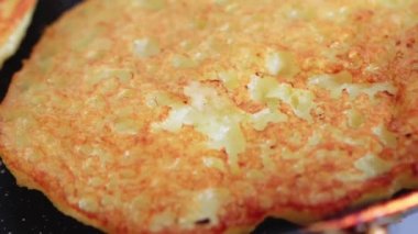 Patates krepleri tavada kızartılır, altın kabuklu. Lezzetli geleneksel yemekler, makro..