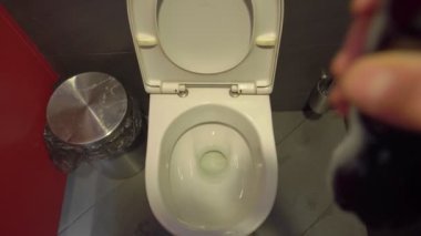 Adam, karbonatlı alkolsüz içeceği şişeden sifonlu tuvalete döker. Sağlıklı gıda konsepti. Yüksek kalorili içeceklerin reddedilmesini önlemek. Rekabetçilerin agresif reklam kampanyası