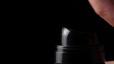 Siyah arka planda bir deodorant spreyi sıkıyor. Saç spreyi konsepti, sprey jet, makro. Yavaş çekim, metin için alanı kopyala