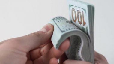 Adam 100 Amerikan doları yığını sayıyor. Yozlaşma ve rüşvet konsepti. Nakit para. Yatırım ve Finans. 100 'lük banknotların döviz değişimi. Ağır çekim. Zengin iş ekonomisi