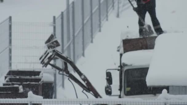 Colector de gunoi masculin în oraș tamping gunoi cu o lopată într-un camion de gunoi, fundal. Blurry, copia spațiu pentru text — Videoclip de stoc