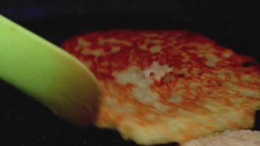 Patates krepleri tavada kızartılır, altın kabuklu. Lezzetli geleneksel yemekler, makro..