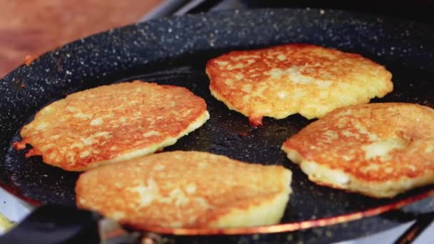 Картопляні млинці смажать на сковороді, золотій скоринці. Смачна традиційна їжа, макро . — стокове відео