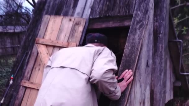 ロシアの若い白人男性は水で井戸を覗き込む. — ストック動画