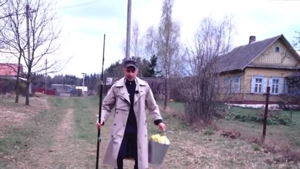 乡下人带着钓竿和鱼桶出去钓鱼，户外钓鱼 — 图库视频影像