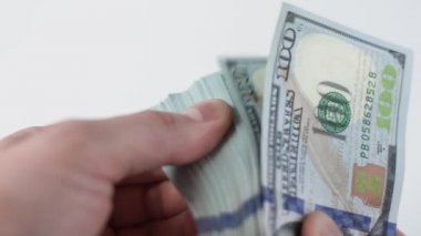 CU 100 Amerikan doları destesini sayıyor. Nakit banknotlar halinde. Yolsuzluk, rüşvet konsepti. 100 'lük banknotların döviz değişimi. Finans, yatırım. Ağır çekim. Zengin iş ekonomisi