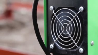Soğutma için kaynak makinesinde dönen soğutucu. Taşınabilir modern kaynak makinesi iş ve endüstri için