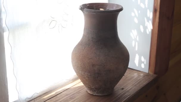 Vieille poterie dans le village à la fenêtre. Poterie d'argile, musée, gros plan. Fait à la main — Video