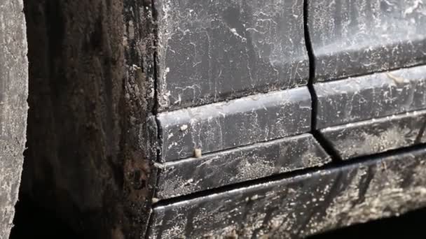 路上的污垢在一辆灰色的车上，在急流和拱门上，特写。洗车的概念。道路试剂 — 图库视频影像