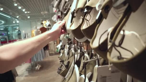 Výběr pánských bot v obchodě, detailní záběr. Nákupní boty, nákup — Stock video