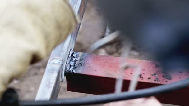 El soldador derriba la escala, escoria de las superficies para soldar con un martillo durante el trabajo, la industria — Vídeo de stock