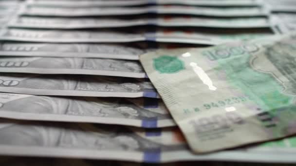 Ένα χιλιάρικο ρωσικά ρούβλια είναι σε πολλά νέα εκατοδόλαρα. Χρήματα, χαρτονομίσματα. Συναλλαγματική ισοτιμία ξένου νομίσματος Χρηματοοικονομική και επενδυτική έννοια. Πλούσια επιχειρηματική οικονομία των ΗΠΑ — Αρχείο Βίντεο