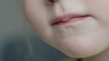 Küçük bir kız, ayı şeklinde vitamin yiyor. Çocuk sağlığını multivitamin kompleksleriyle güçlendirme kavramı. Yakın plan.