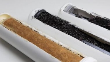 Beyaz arka planda kullanılan su kartuşları. Ağır metaller, pas ve toksik maddelerin su arındırma kavramı