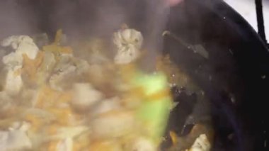 Havuçlu ve soğanlı tavuk güveci, gulaş. Lezzetli et yemeği, arka plan.