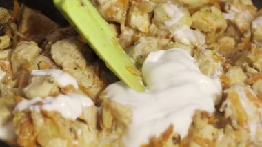 Ekşi krema ve baharatlı lezzetli güveç, makro. Arkaplan