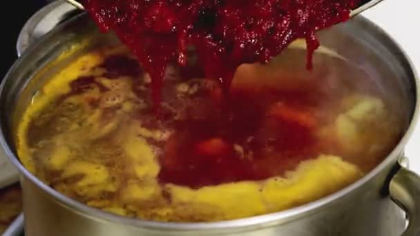 用丁香、肉和香草煮红甜菜.特写镜头，好吃的食物 — 图库视频影像