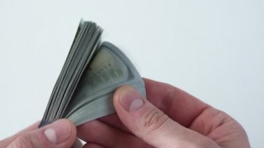 CU Man 100 Amerikan doları para tomarı sayıyor. Nakit para. Rüşvet ve yolsuzluk kavramı. Finans ve yatırım. 100 'lük banknotların döviz değişimi. Zengin iş ekonomisi. Boşluğu kopyala
