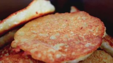 Altın kabuklu, lezzetli, geleneksel patates krepi, makro. Ev yapımı.