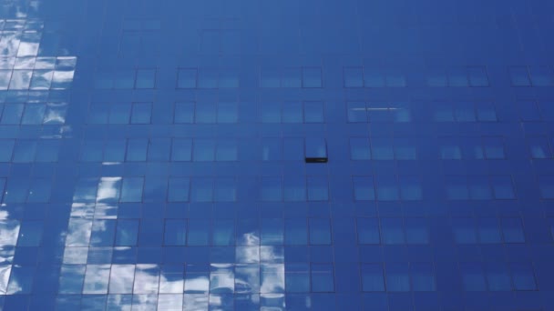 Modern skyskrapa fasadvägg. Affärscentrum. Reflektion i glasfönster. Spegel. Moln, himmel. Samtidskontor. Företagsbyggnad. Administrativt, statligt. Ekonomisk framgång. Bakgrund — Stockvideo