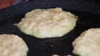 Patates krepleri tavada kızartılır, altın kabuklu. Lezzetli geleneksel yemekler, makro..