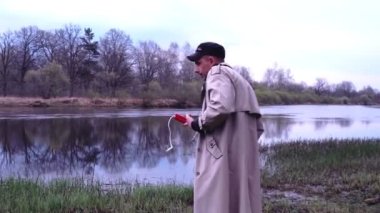 Erkek bir kaçak avcı dinamiti ateşe verdi. Yasadışı balıkçılık, balıkçılar