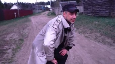 Köydeki çılgın adam kameraya konuşur ve kaçar, balıkçı.