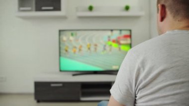Kanepeden kalktıktan sonra sırtı sıkıştı ya da ağrıdı. Bel bölgesindeki kaslarda ağrı ya da bel omurgasının alt kısmında, radkülit konsepti. Adamın omurgası ve kemikleri zedelenmiş.