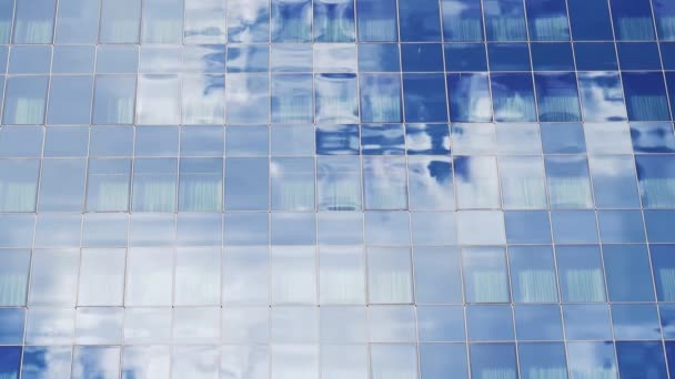 Moderna fachada de pared de rascacielos. Reflexión en ventanas de cristal en el centro de negocios. Espejo. Nubes, cielo. Oficina contemporánea. Edificio corporativo. Administrativo, gobierno. Éxito financiero. Contexto — Vídeo de stock