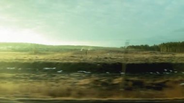 Seyahat ederken tren penceresinden doğaya güzel bir manzara. Güneş ışığı ve ormanın olduğu alan, arka plan, metin için kopyalama alanı. Bahar, manzara