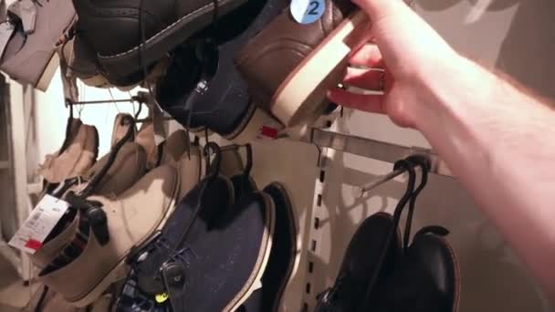 Válogatás férfi cipők a boltban, közelkép. Bevásárlócipő, vásárlás — Stock videók