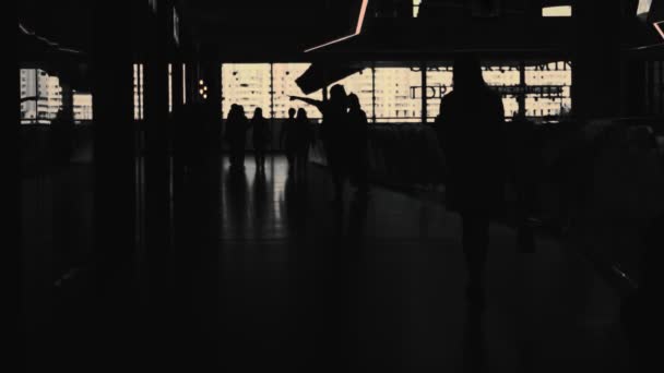 Silhouetten von Menschen im Einkaufszentrum in Zeitlupe. Die Käufer gehen in den Ferien in den Supermarkt. Schwarzer Freitag, Verkauf und Rabatte im Supermarkt. Einzelhandel im Outlet — Stockvideo