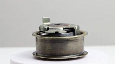 Beyaz arka planda hatalı kullanılmış araba kronometresi gerilimi. Yakın çekim, otomotiv