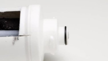 Suyun arıtılması ve filtrelenmesi için iyon değiş tokuşuyla filtre yapın. Klor ve ağır metallere karşı koruma, koku, makro