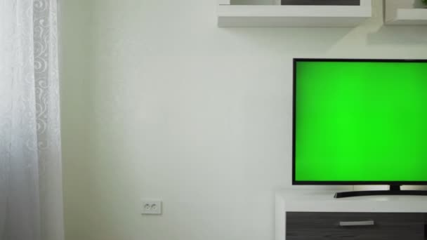 Caminhão deslizante tiro de TV lcd 55 polegadas com tela verde chromakey em vazio apartamento interior moderno. Radiodifusão. Ninguém, ninguém na sala de estar. Mobiliário. Tiro largo — Vídeo de Stock