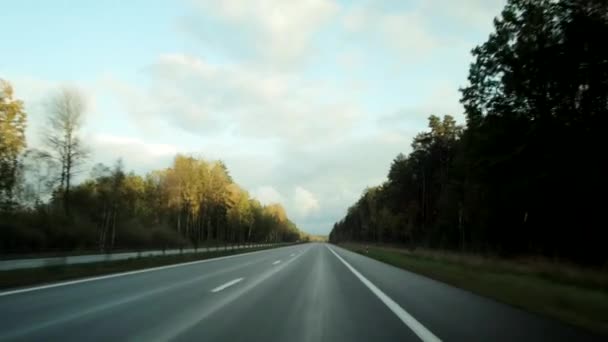 Autóval közlekedni az autópályán. Őszi felhős időjárás, háttér — Stock videók