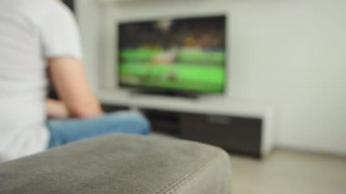 Buff kanepeye gider ve uzaktan kumandayı alır, vantilatör kanepede oturur ve televizyonda spor müsabakalarını izler. Yaz olimpiyat oyunları yarışması. Atletizm 2021 'de. Modern iç mekanda yayınlanıyor. Köstebek. Tokyo