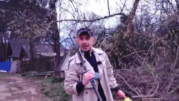 Country man avec canne à pêche et seau va à la pêche, en plein air — Video